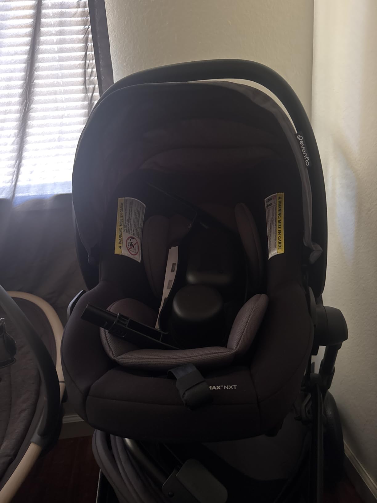 Evenflo Pivot NXT Travel System with LiteMax NXT Preemie and Infant Car Seat, 6 Modes of Use, Rear-Facing Lightweight Car Seat for Infants & Preemie 3-30 lbs, Stroller up to 50 lbs (Latte Tan) customer photo 1