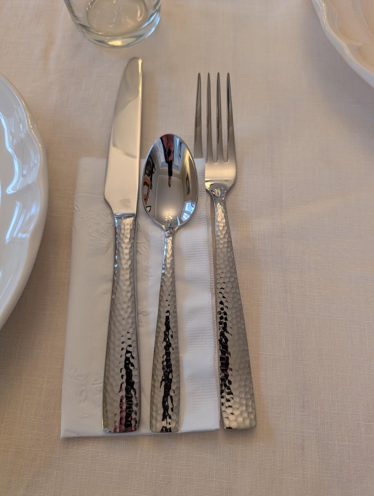 Hudson Essentials 40-Piece Hammered Stainless Steel 18/10 Flatware Silverware Set, Service for 8 (40-Piece Set) customer photo 2