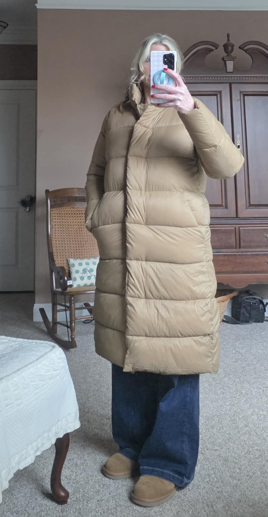 Amazon Essentials Women's Lightweight Water-resistant Longer Length Cocoon Puffer Coat customer photo 1