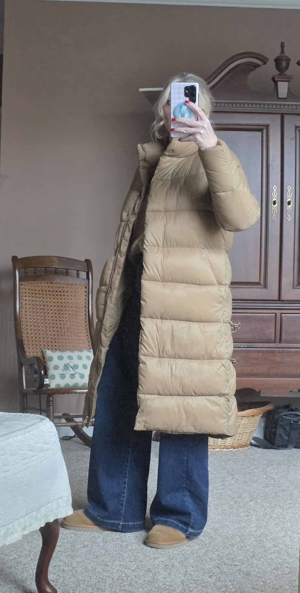 Amazon Essentials Women's Lightweight Water-resistant Longer Length Cocoon Puffer Coat customer photo 2