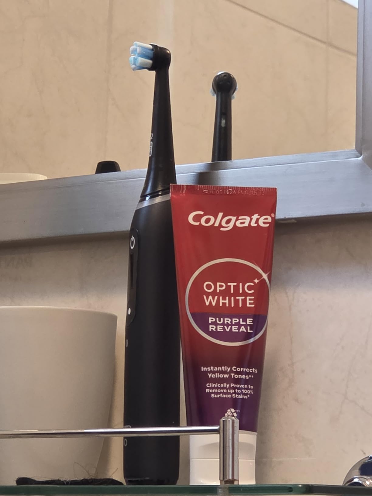 Oral-B iO Series 8 Electric Toothbrush with 2 Replacement Brush Heads and Travel Case, Rechargeable Toothbrush, Black Onyx customer photo 2