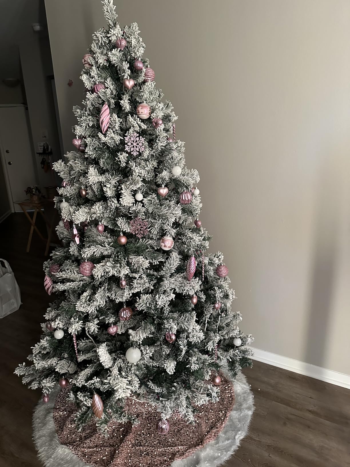 Yaheetech 6ft Snow Flocked Pre-lit Christmas Tree with 250 Warm White Lights, 820 Lush Branch Tips & Quick-Assembly Hinged Design, Full Artificial Xmas Tree customer photo 1