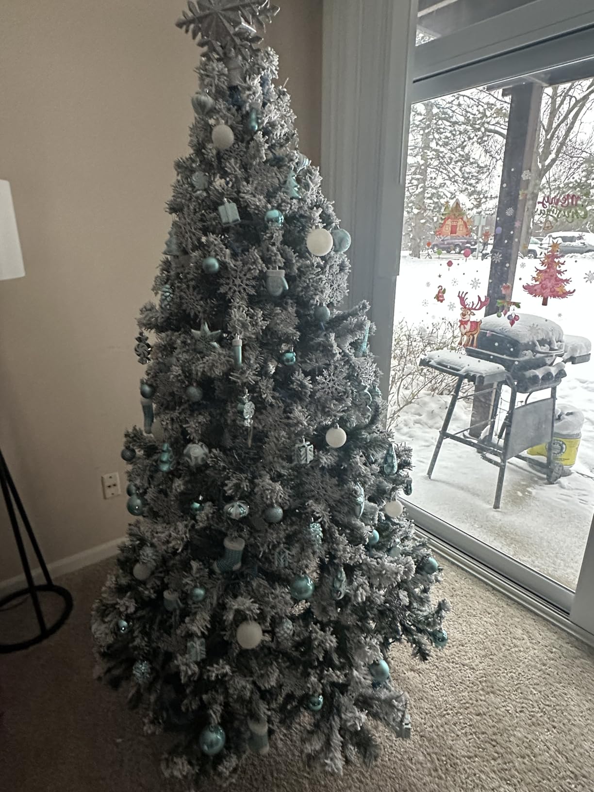 Yaheetech 6ft Snow Flocked Pre-lit Christmas Tree with 250 Warm White Lights, 820 Lush Branch Tips & Quick-Assembly Hinged Design, Full Artificial Xmas Tree customer photo 2