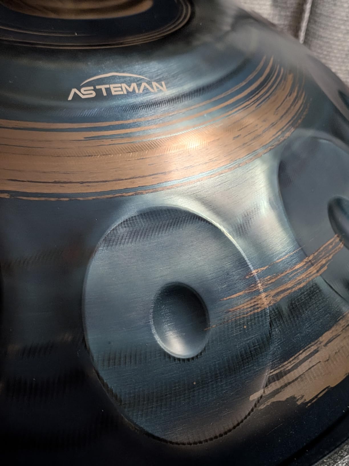 ASTEMAN Handpan in D Minor,440hz, 22 inches with 10 notes, comes with a backpack, courses, finger sleeves, stand, cleaning cloth, and two mallets. customer photo 1