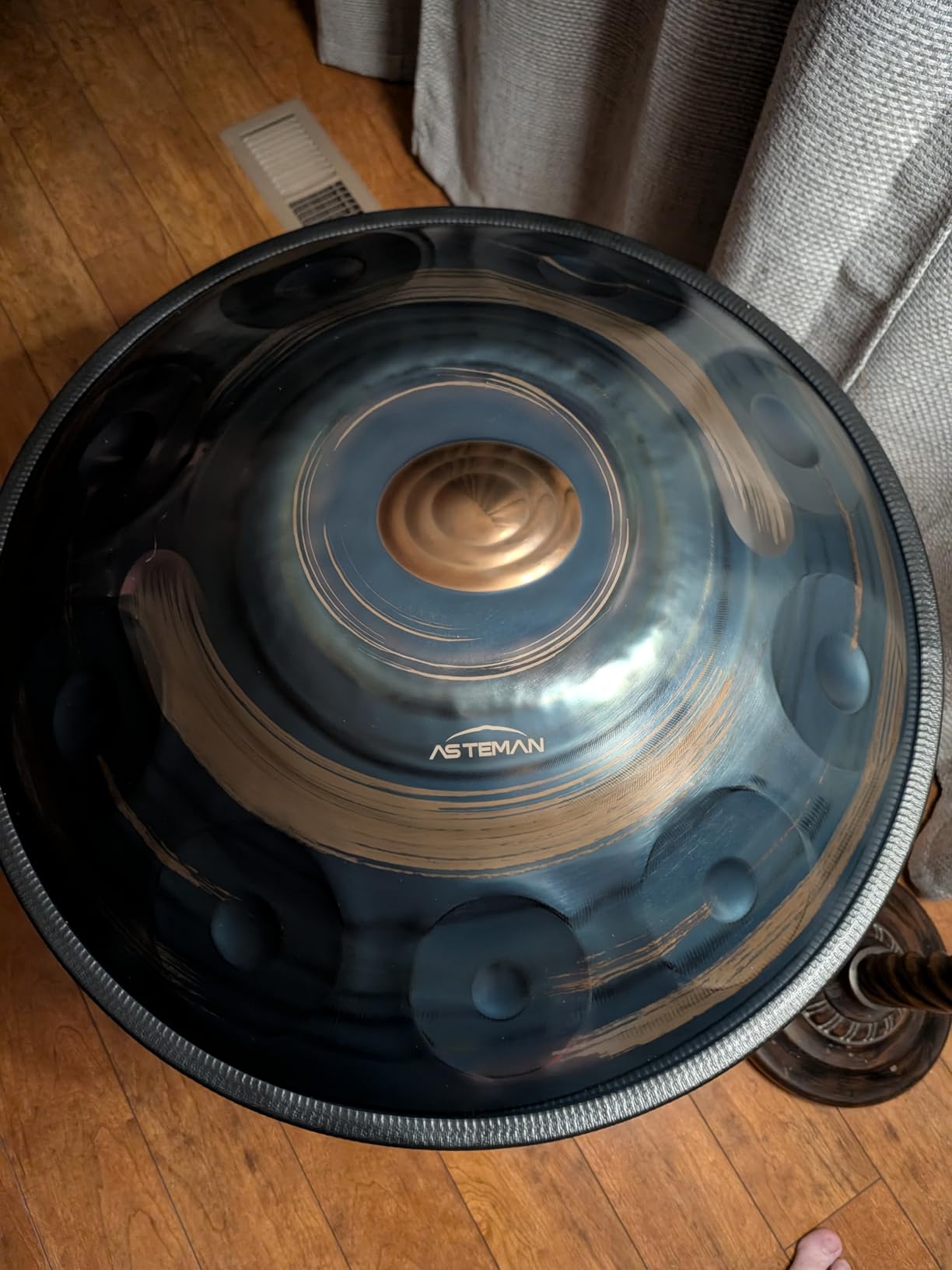 ASTEMAN Handpan in D Minor,440hz, 22 inches with 10 notes, comes with a backpack, courses, finger sleeves, stand, cleaning cloth, and two mallets. customer photo 2