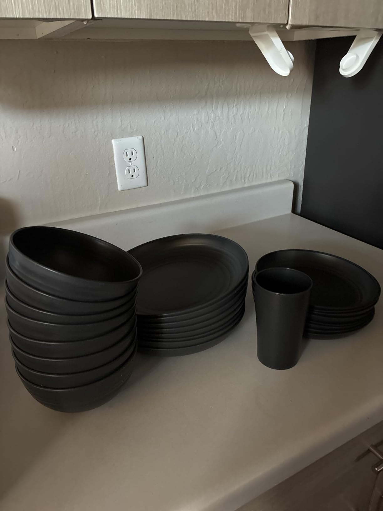 Teivio 32-Piece Kitchen Plastic Wheat Straw Dinnerware Set, Service for 8, Unbreakable Modern Dish Set - Dinner Plate/Dessert Plate/Cereal Bowl/Cup, for Apartment Essentials, Outdoor Camping, Black customer photo 1