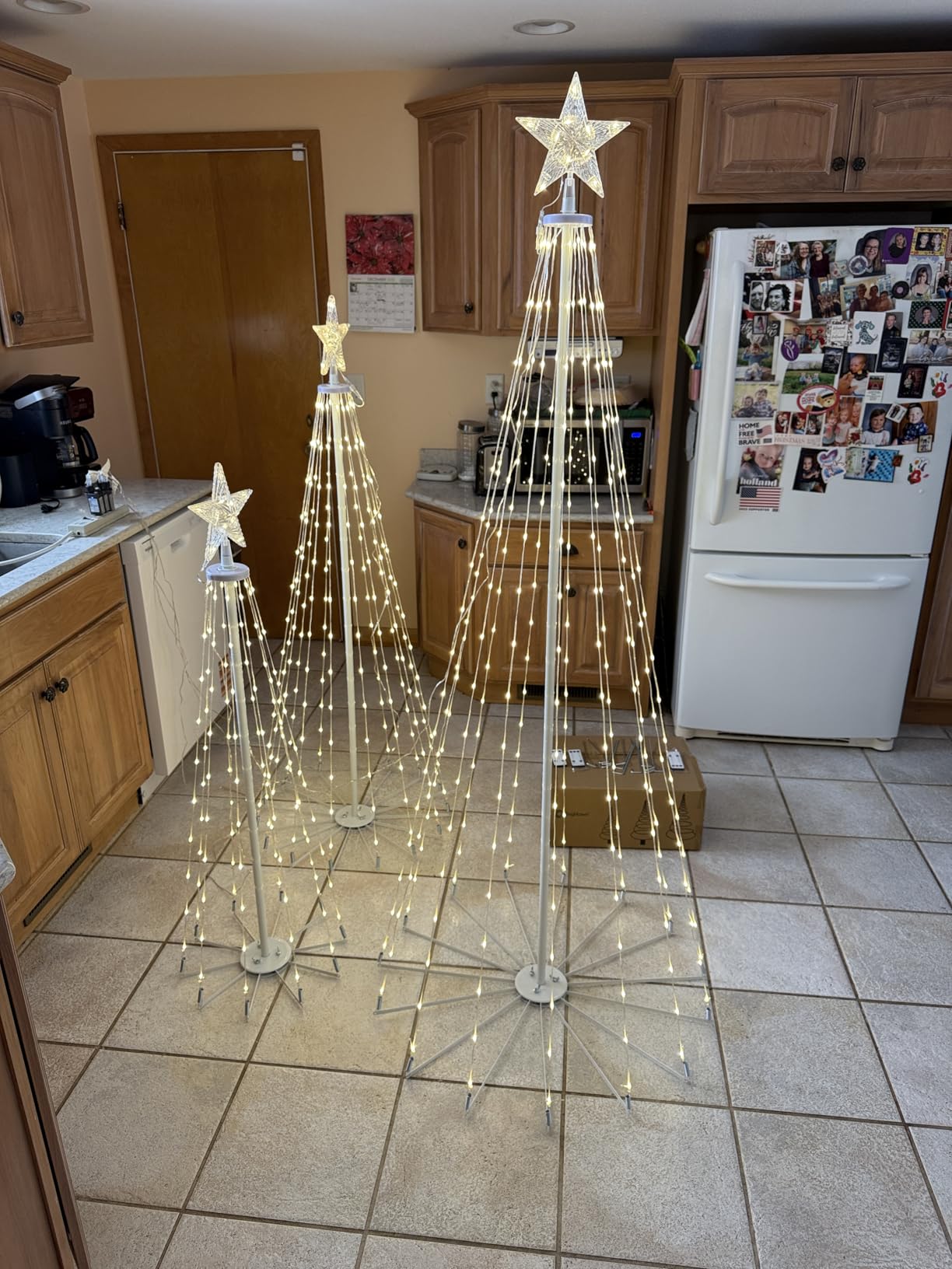 Outdoor Christmas Cone Tree Light with Star Topper, 6ft 265 LED Lightshow Christmas Tree with 8 Modes Timer Remote, Dimmable Artificial Tree for Porch Yard Patio Indoor Decorations, Warm White customer photo 2