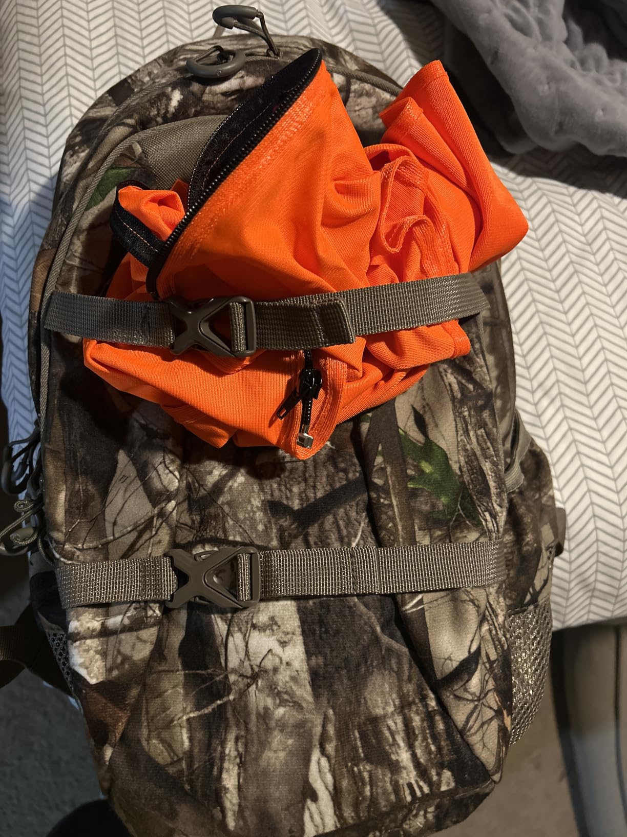 TIDEWE Hunting Backpack with Waterproof Rain Cover, 25L Hunting Day Pack for Bow Rifle Gun customer photo 1