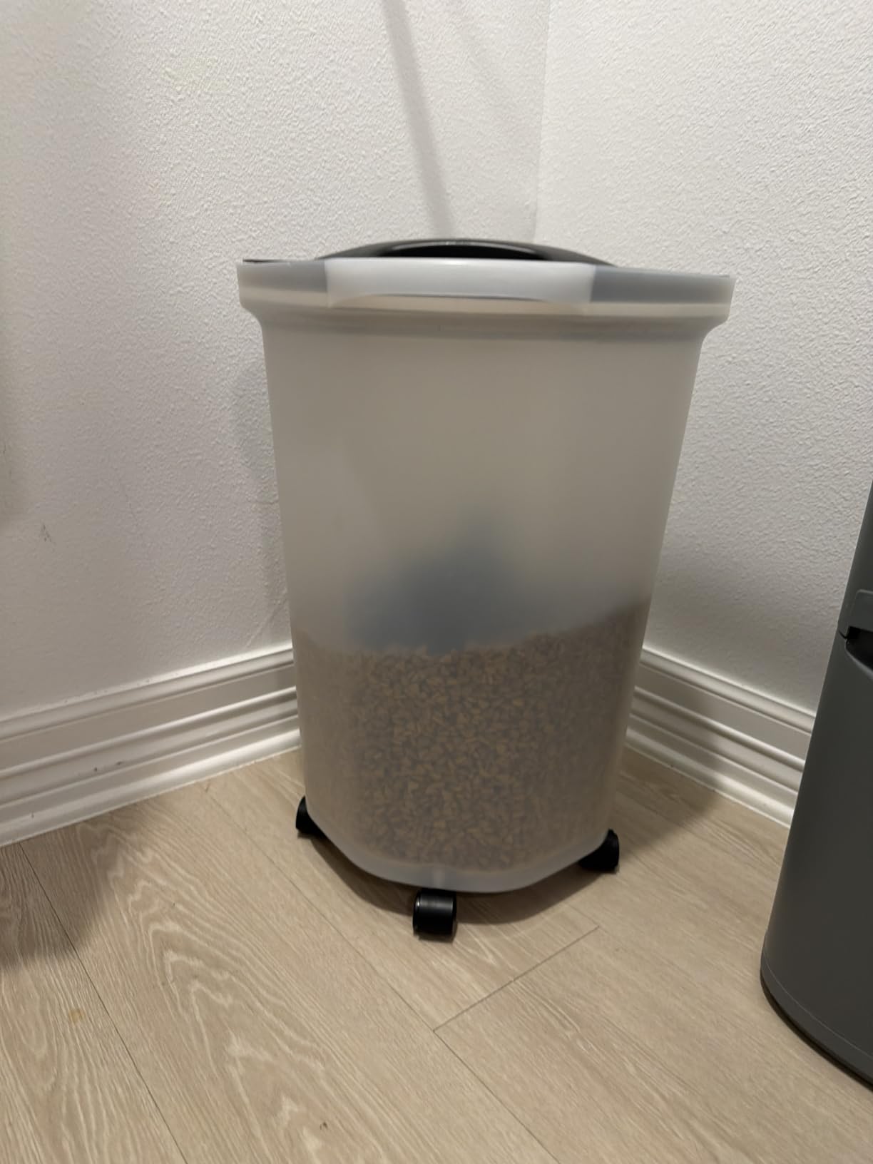 IRIS USA Pet Food Storage Container 25 lbs, Premium 60% Improved Airtight Seal with Air Valve, 2 Cup Scoop, Removable Wheels, Easy to Open - Made in the USA, Black customer photo 2