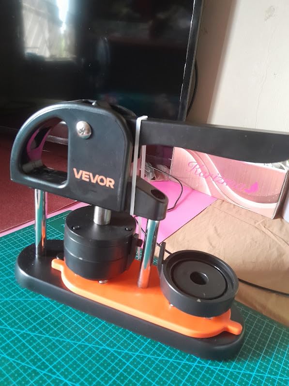 VEVOR Button Maker Machine, 32mm/1.25 inch Button Maker with 500pcs Button Parts, Ergonomic Arc Handle Punch Press Kit, Pin Maker with Panda Magic Book, for Children DIY Gifts and Christmas customer photo 1