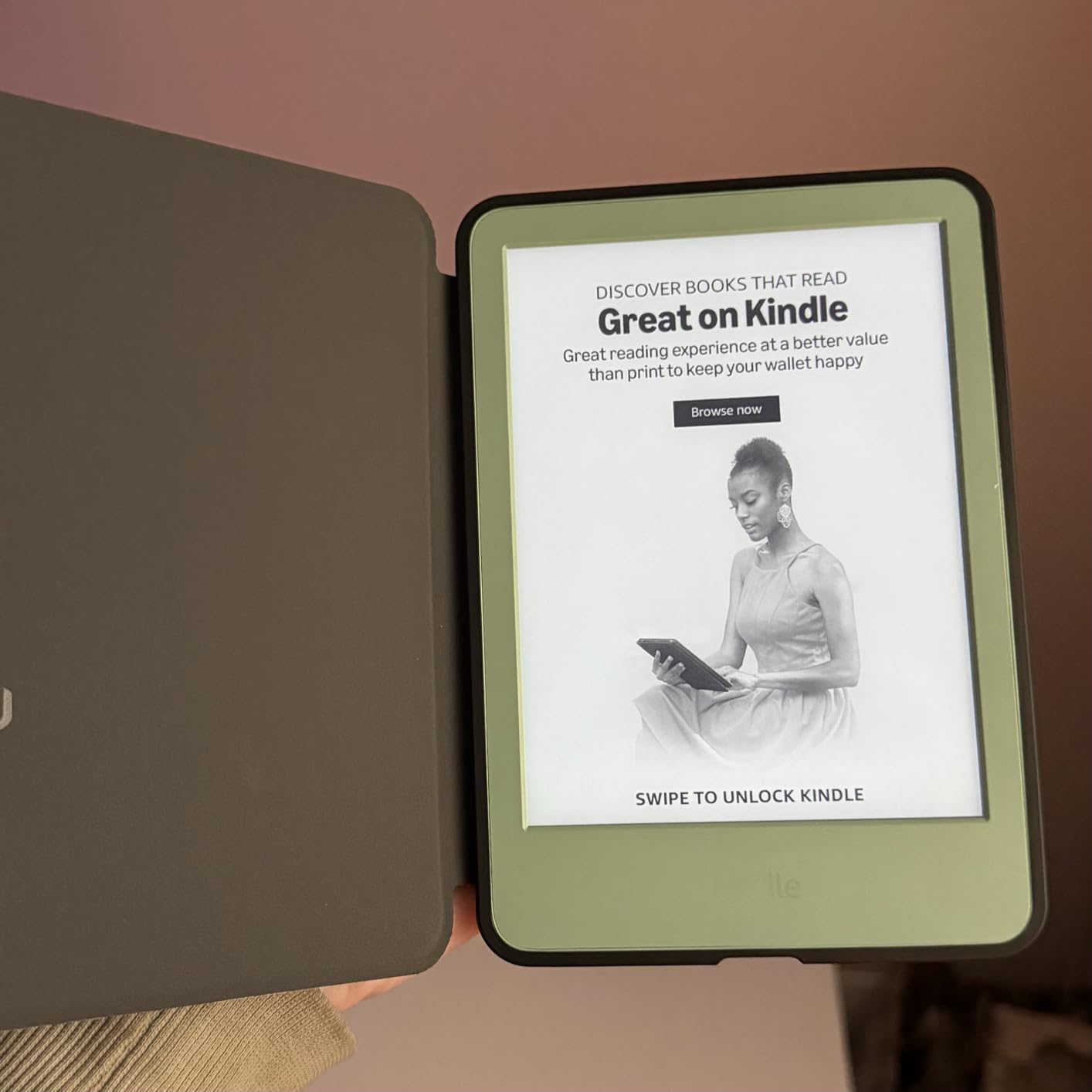 Amazon Kindle 16 GB (newest model) - Lightest and most compact Kindle, now with faster page turns, and higher contrast ratio, for an enhanced reading experience - Matcha customer photo 1