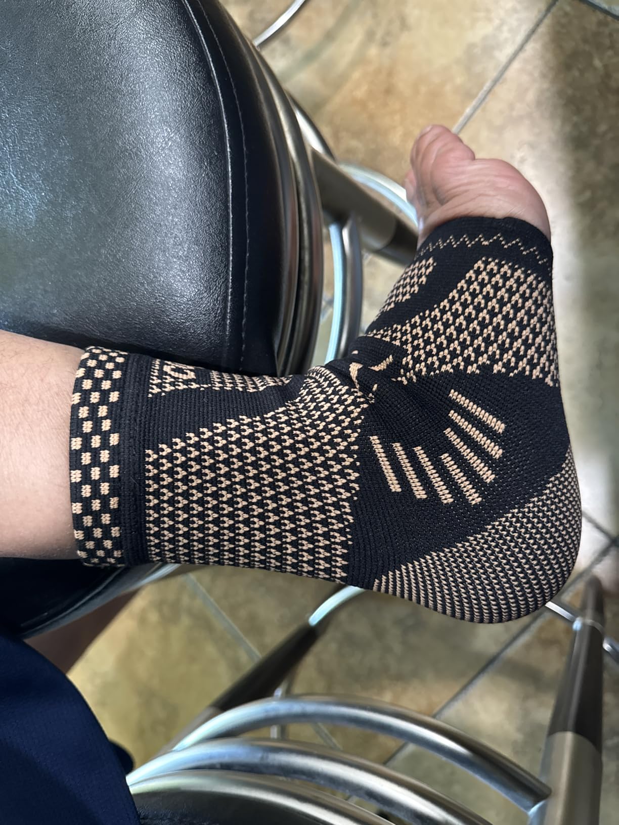 Ankle Brace for Women & Men, Ankle Compression Sleeve Support Copper Infused Ankle Brace for Sprained Ankle, Plantar Fasciitis Sports, Achilles Tendonitis Pain Relief, Copper Black, M customer photo 1