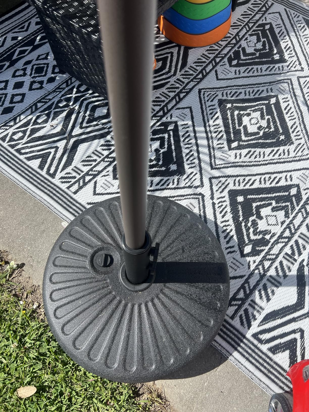 JEAREY 81.5lb Max Capacity Patio Umbrella Stand, Outdoor Umbrella Base Water Filled Stand, Heavy Duty Market Umbrella Holder for Patio, Deck, Poolside (Black) customer photo 2