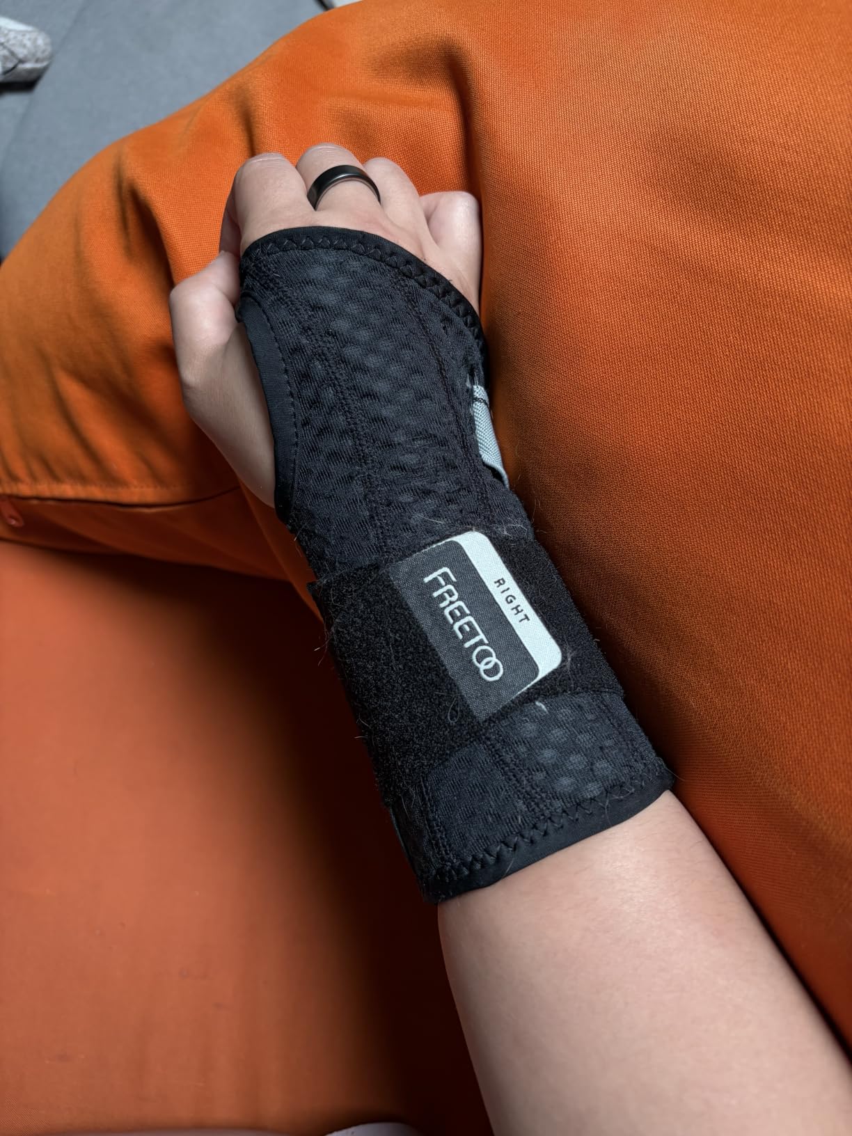 FREETOO Carpal Tunnel Wrist Brace Night Support Fit Right Hand for Work, Pain Relief Wrist Splint for Tendonitis, Sprain, Strain, Rigid Hand Brace for Arthritis for Women and Men (S/M, Black/Pink) customer photo 1