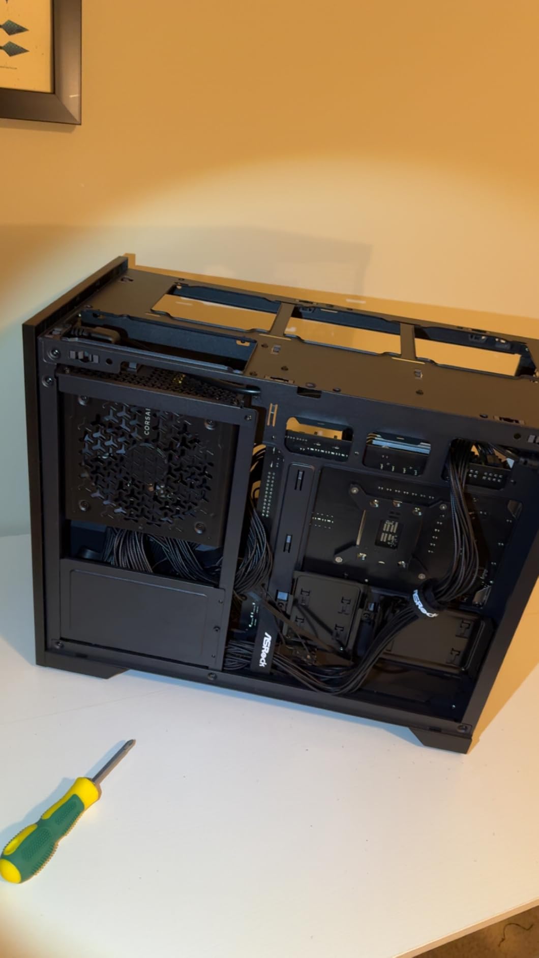 CORSAIR RM850e (2025) Fully Modular Low-Noise ATX Power Supply with 12V-2x6 Cable - ATX 3.1 & PCIe 5.1 Compliant, Cybenetics Gold Efficiency, 105C-Rated Capacitors, Modern Standby Mode - Black customer photo 1