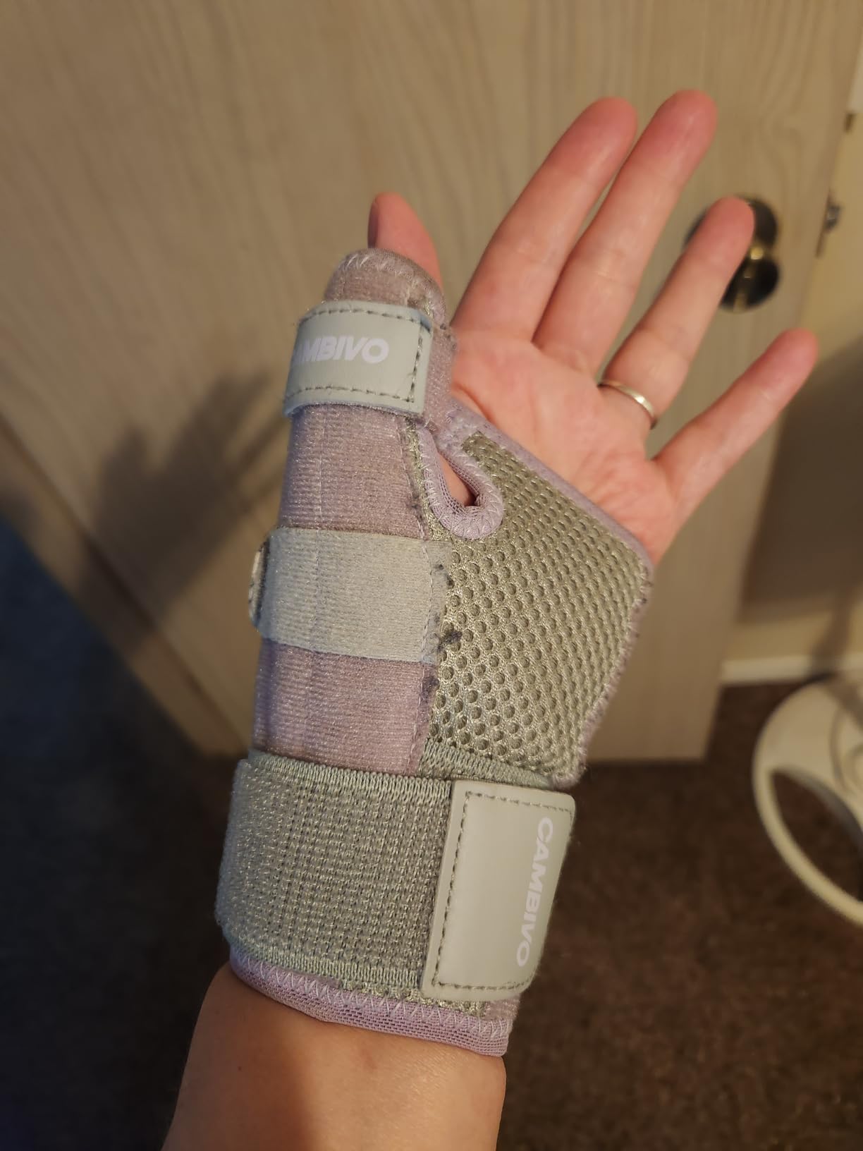 CAMBIVO Thumb Splint & Wrist Brace, Adjustable CMC Joint Pain Relief, Pink | Triple Adjustable Straps, Breathable Mesh, Open-Palm Design, Reversible Left/Right Fit, for Typing, Sleep, Daily Tasks customer photo 1