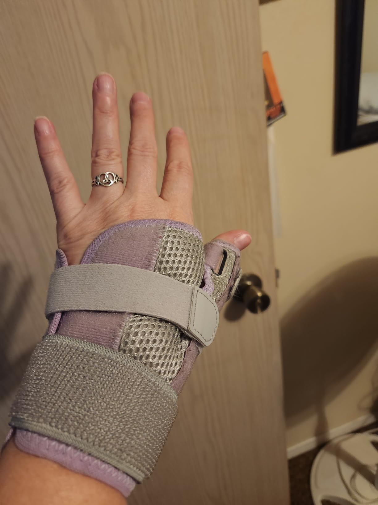 CAMBIVO Thumb Splint & Wrist Brace, Adjustable CMC Joint Pain Relief, Pink | Triple Adjustable Straps, Breathable Mesh, Open-Palm Design, Reversible Left/Right Fit, for Typing, Sleep, Daily Tasks customer photo 2