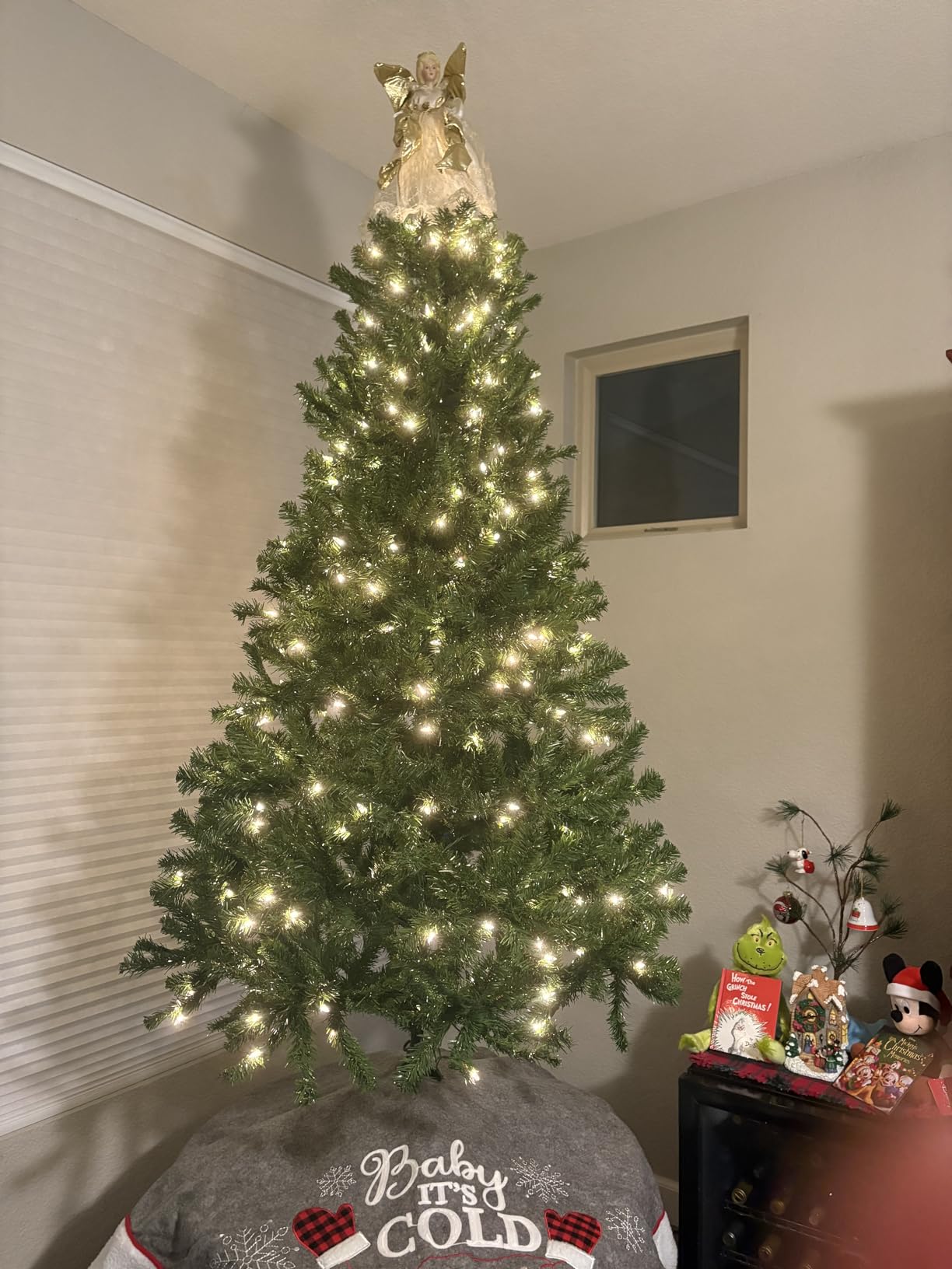 National Tree Company 6 ft Pre-lit Artificial Christmas Tree, North Valley Spruce, 300 Clear Lights, Hinged Branches, 800 Branch Tips, Includes Stand, Green customer photo 1