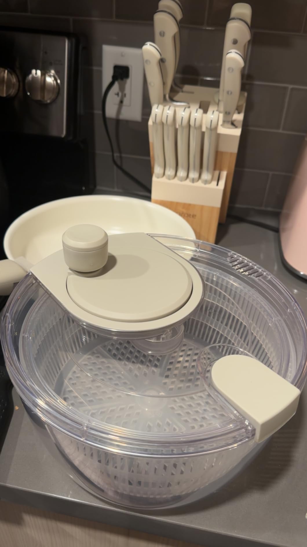 Amazon Basics Salad Spinner with Non-Skid Base and Spin Knob, Removable Basket Colander, 4.2 qt., BPA-Free, Linen Gray customer photo 1