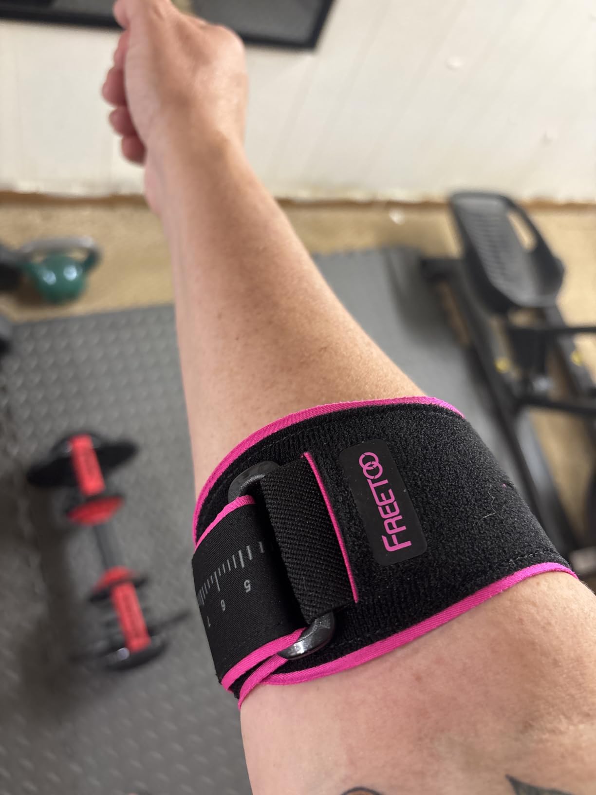 FREETOO Tennis Elbow Brace for Men Women for Tendonitis, Golfers Elbow | Tennis Elbow Strap Band, Counterforce Brace with Gel Pad customer photo 2