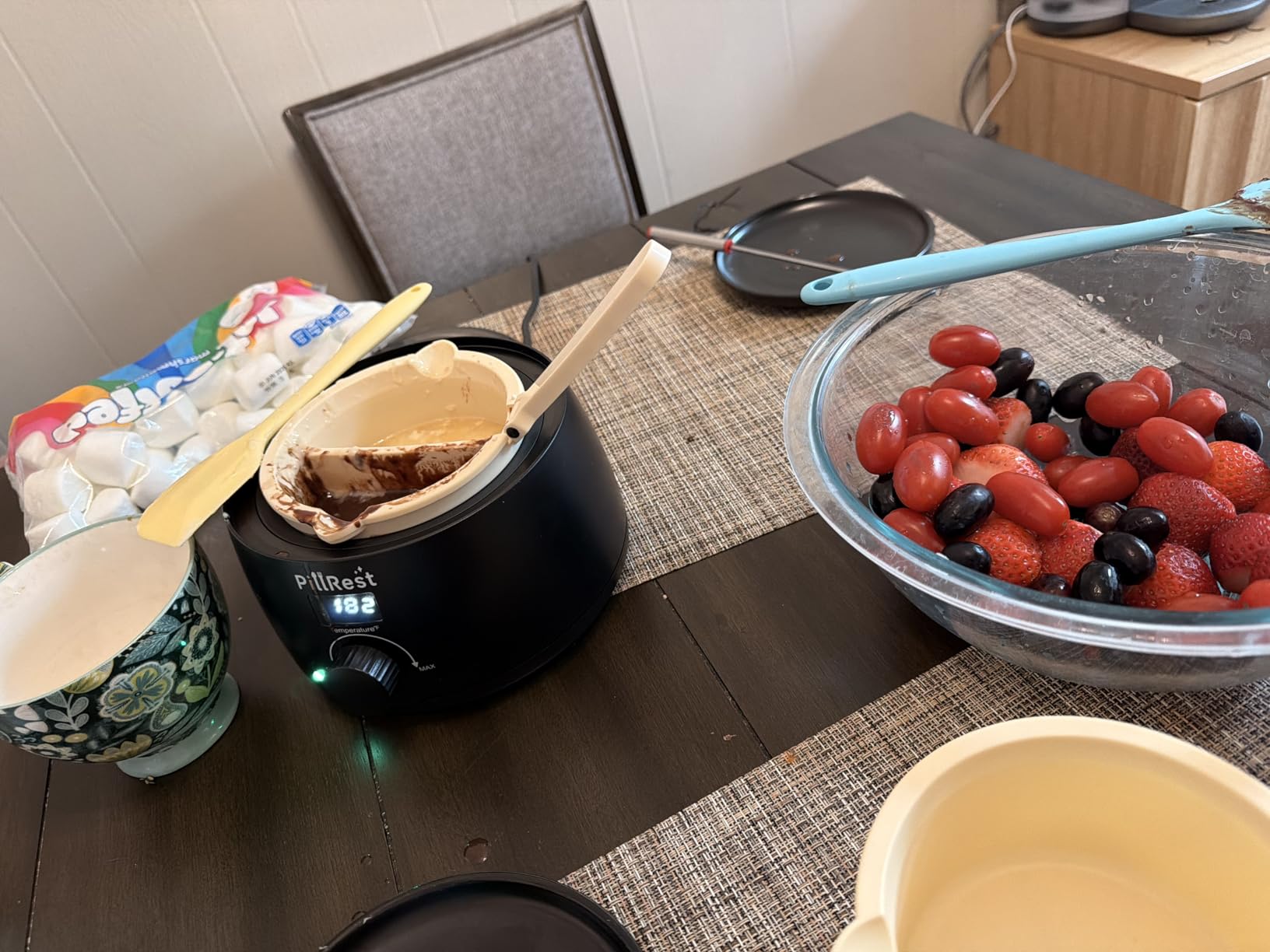 Chocolate Melting Pot, Electric Candy Melter with 2 Silicone Bowls, 17.6 OZ (500 ml) Fondue Pot Set & Chocolate Warmer Set for Dipping Cheese, Candy, Cake Pop, Home Fondue Parties Essential Supplies customer photo 2