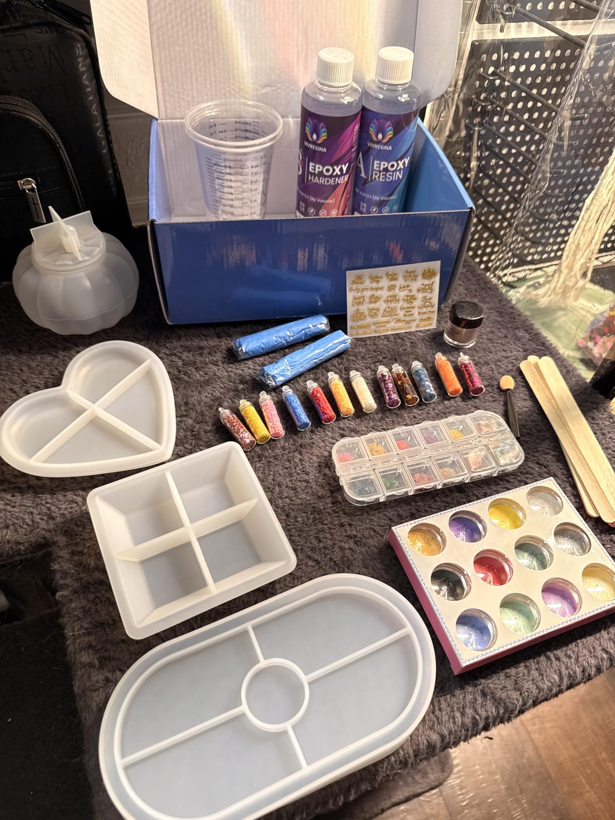 Vivresina Epoxy Resin Kit with Molds for Beginners -17 oz Super Clear Epoxy Resin Complete Kit Include Mica Powders, Glitters, Dried Flowers and Other Resin Supplies, for Adults Crafts Kits,DIY Gift customer photo 1