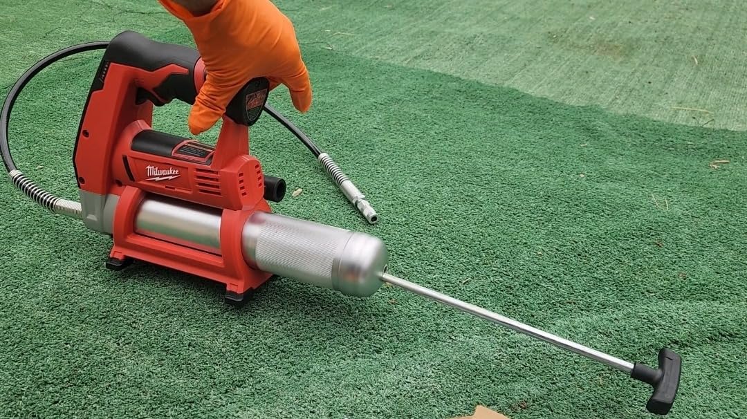 Milwaukee 2446-20 M12 12-Volt Cordless Grease Gun (Tool Only, No Battery) customer photo 1