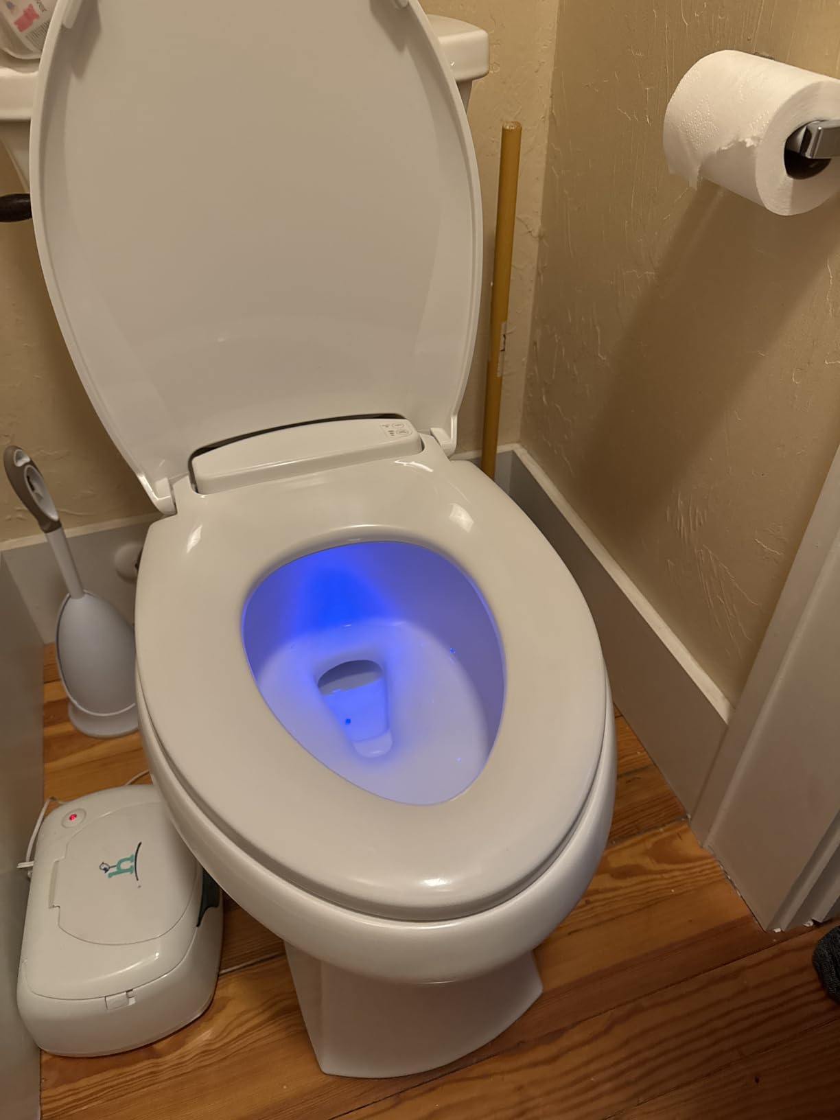 Brondell L60-RW LumaWarm Heated Toilet Seat with Night Light, 3 Temperature Settings, Gentle Close Lid, Easy Installation, Built-In Controls, Round, White customer photo 1