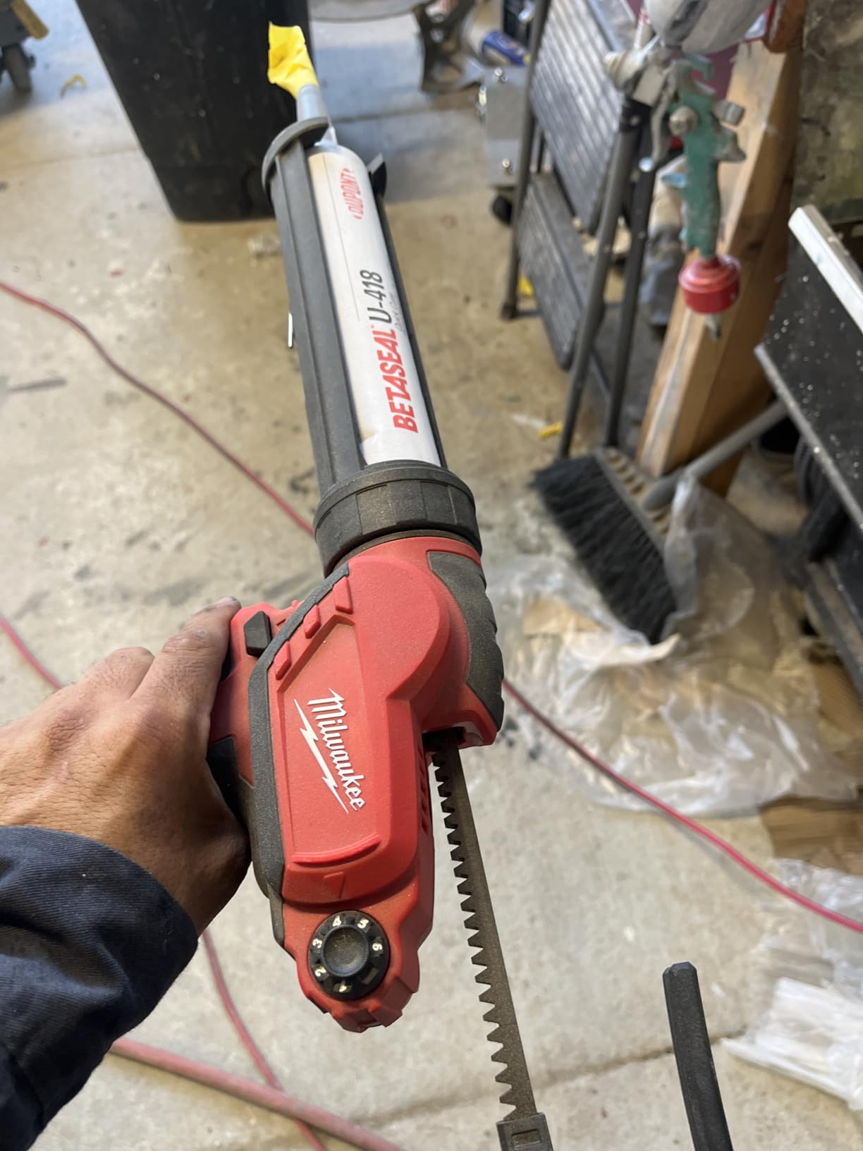 Milwaukee 2441-20 M12 10 oz Caulk Gun tool Only customer photo 1