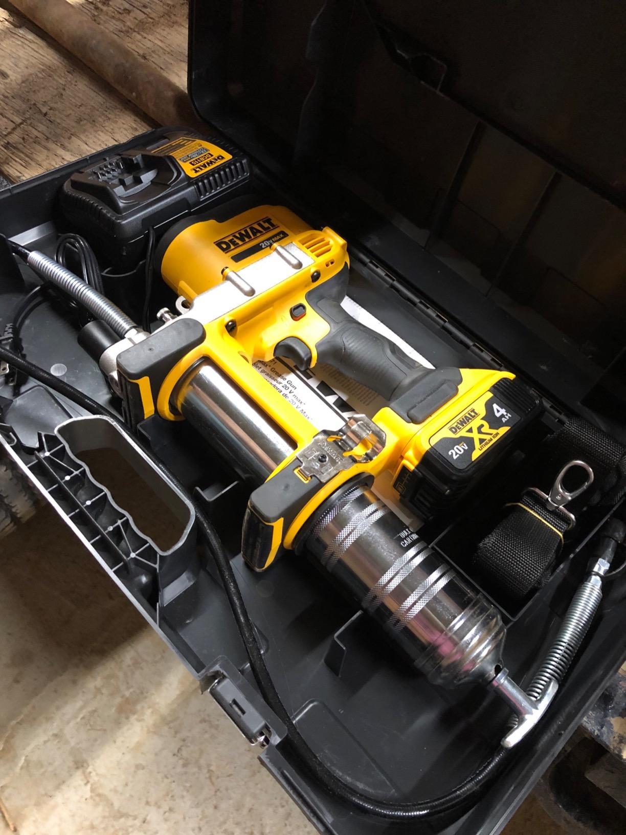 DEWALT Grease Gun Kit 20V MAX with 4.0Ah Battery and Charger, Cordless Grease Gun, LED Light, 42