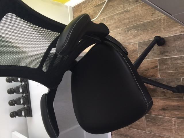 Flash Furniture Desk Chair with Wheels - Swivel Chair with Mid-Back Black Mesh and LeatherSoft Seat for Home Office customer photo 2