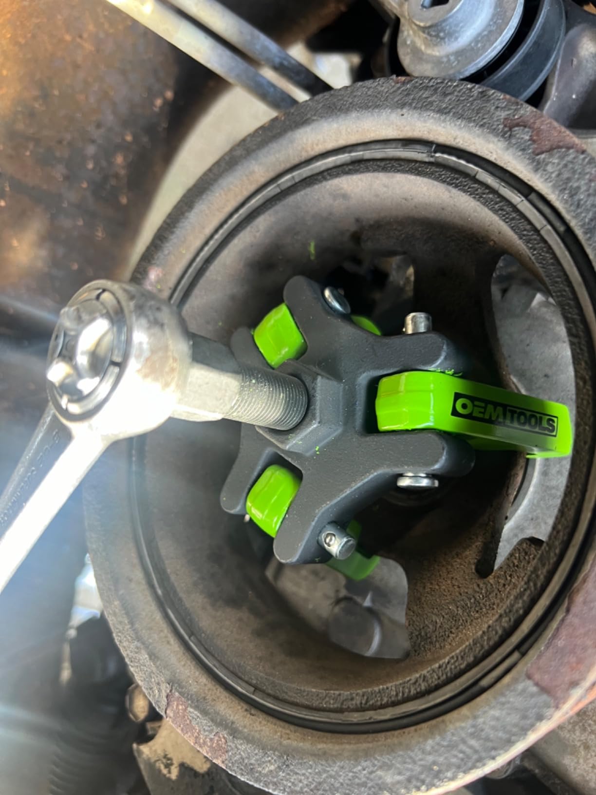 OEMTOOLS Harmonic Balancer Puller Kit, Adjustable 3-Jaw Puller Design | Spring-loaded Jaws, Comes in Storage Case, Removes Damper Pulleys in Tight Engine Compartments customer photo 2