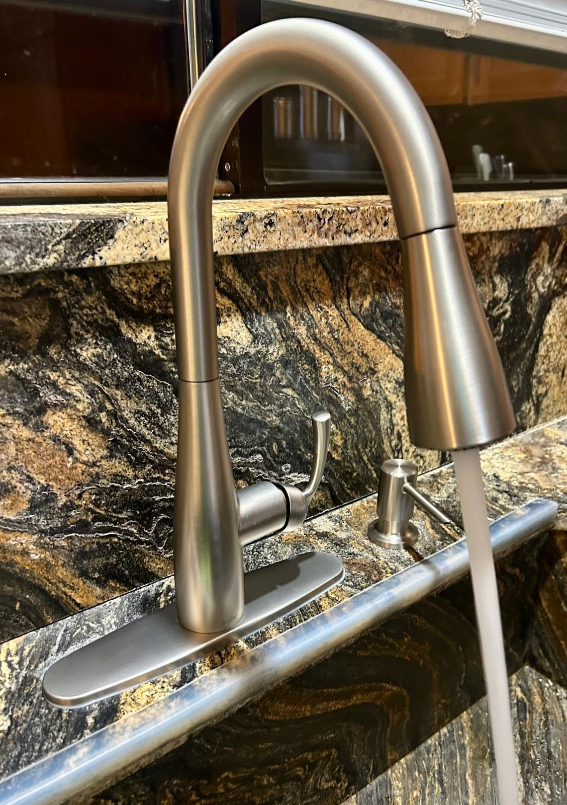 Moen Essie Spot Resist Stainless Pulldown Sprayer Kitchen Sink Faucet Set with Modern Pump Soap Dispenser, 87014SRS customer photo 2