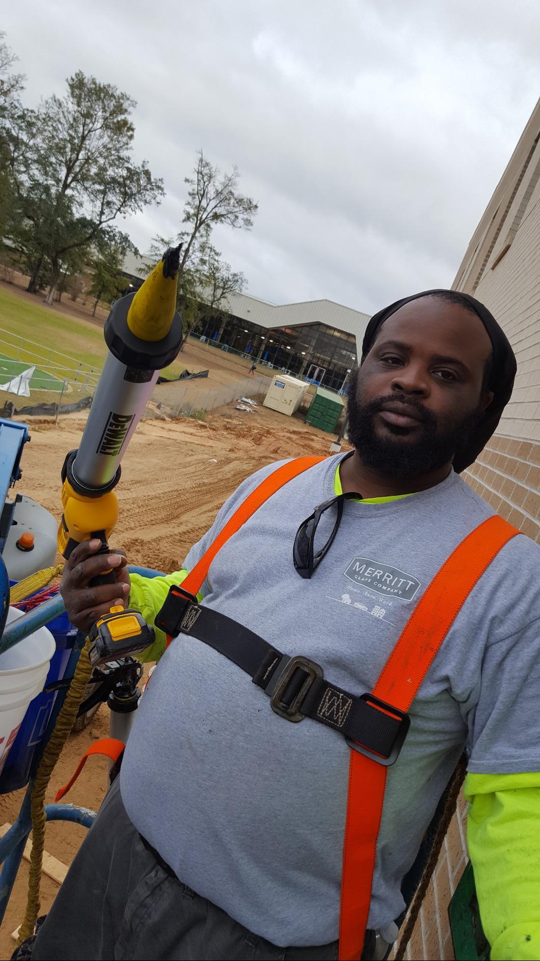 DEWALT 20V MAX* Cordless Caulking Gun, Sausage Pack, 300-600ml, Tool Only (DCE580B) customer photo 1