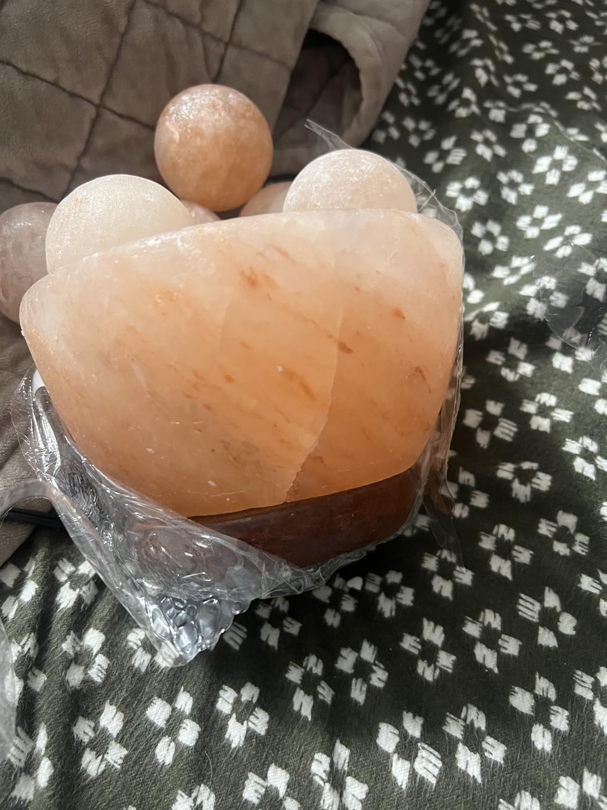 UMAID Himalayan Salt Lamp Bowl with 6 Himalayan Salt Massage Stones, Dimmable Pink Rock Salt Lamp for Bedroom, Office Desk & Meditation Room, Spa Decor, Relaxation Home Decor Gifts for Men & Women customer photo 2