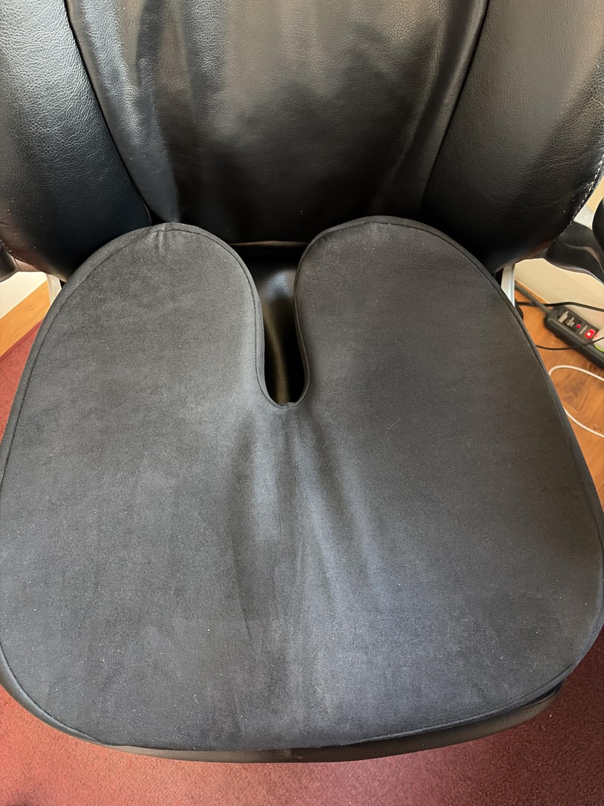 5 STARS UNITED Seat Cushion - Memory Foam Chair Cushion for Tailbone Pain Relief - Ergonomic Support for Coccyx, Sciatica & Butt - Office, Desk & Gaming Chair, Car Seat, Wheelchair, Airplane, Black customer photo 1