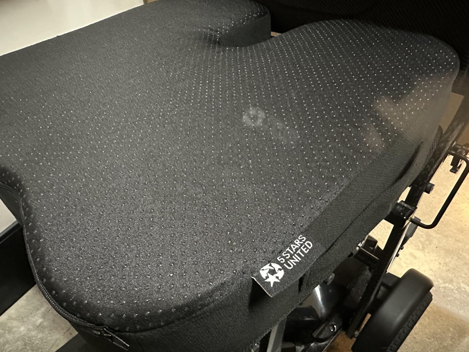 5 STARS UNITED Seat Cushion - Memory Foam Chair Cushion for Tailbone Pain Relief - Ergonomic Support for Coccyx, Sciatica & Butt - Office, Desk & Gaming Chair, Car Seat, Wheelchair, Airplane, Black customer photo 2