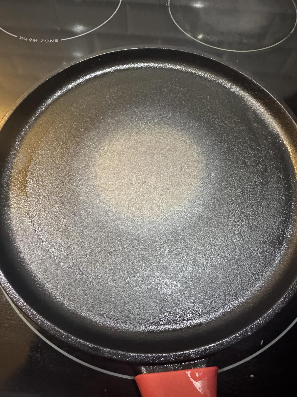 Cast Iron Round Griddle - 10.5-Inch Crepe Maker Pan + Silicone Handle Cover - Pre-Seasoned Comal for Tortillas Flat Skillet - Dosa Tawa Roti Grill - Oven, Stovetop, BBQ, Fire, Smoker, Induction Safe customer photo 2