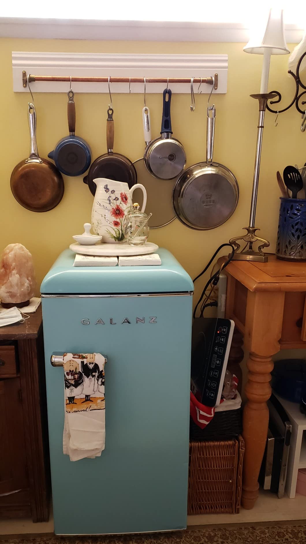 Galanz GLR46TRDER Retro Compact Refrigerator with Freezer Mini Fridge with Dual Door, Adjustable Mechanical Thermostat, 4.6 Cu Ft, Red customer photo 2