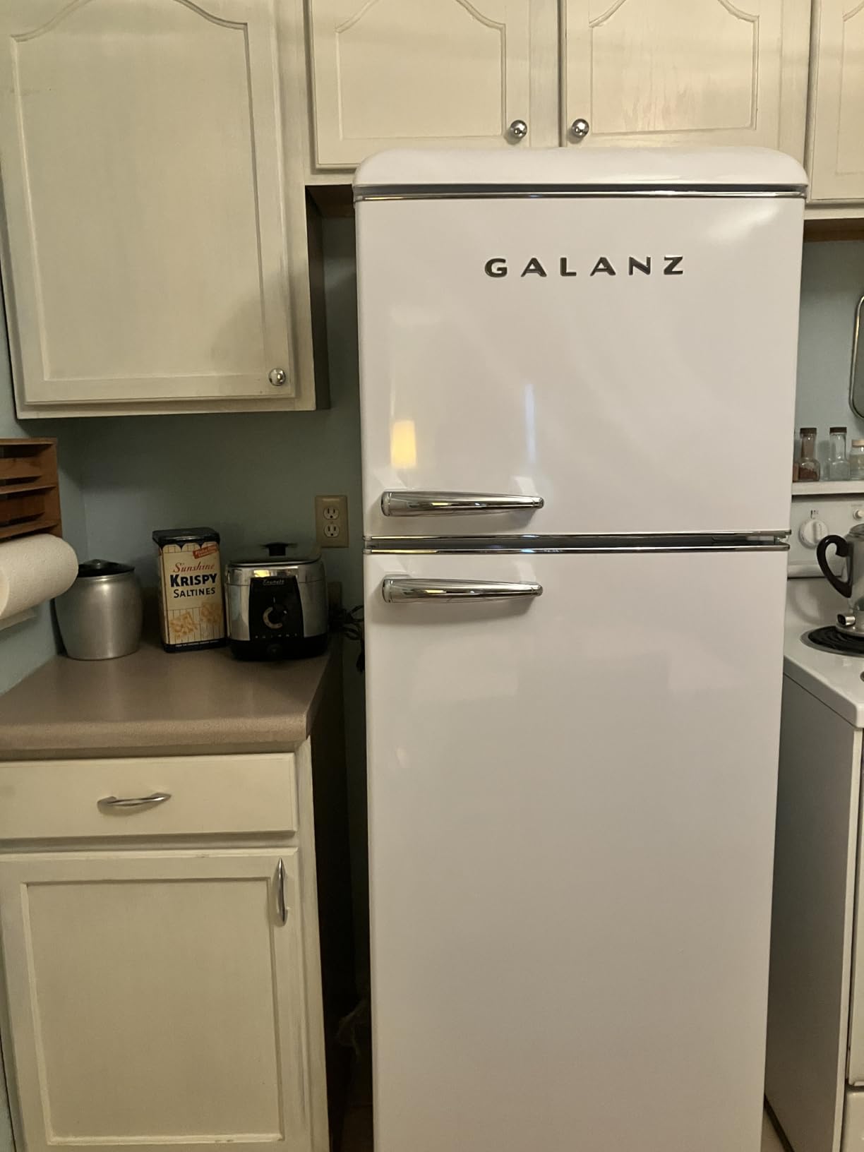 Galanz GLR12TBEEFR Refrigerator, Dual Door Fridge, Adjustable Electrical Thermostat Control with Top Mount Freezer Compartment, Retro Blue, 12.0 Cu Ft customer photo 1