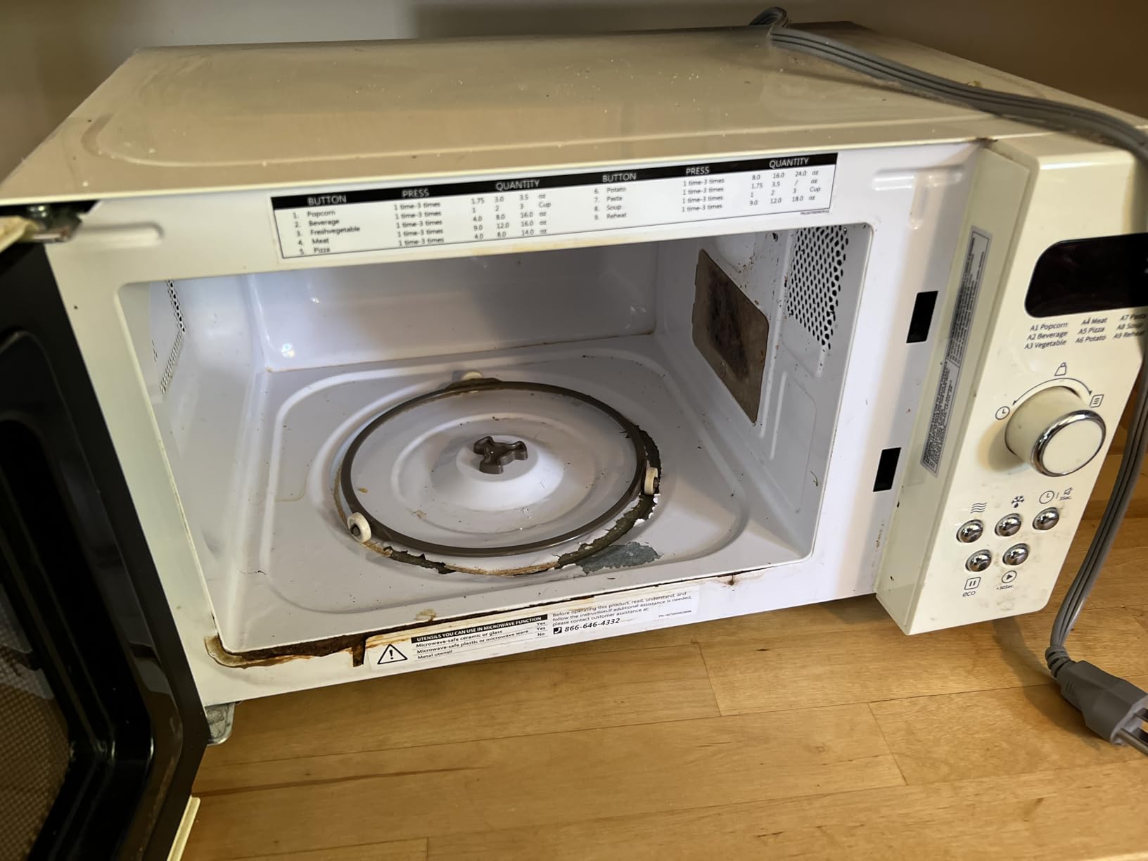 COMFEE' Retro Microwave Oven, 0.7 Cu.Ft, 700W, Green, 9 Preset Menus | Position-Memory Turntable, Mute Function, Countertop Use, for Apartments, Dorms & Offices customer photo 2