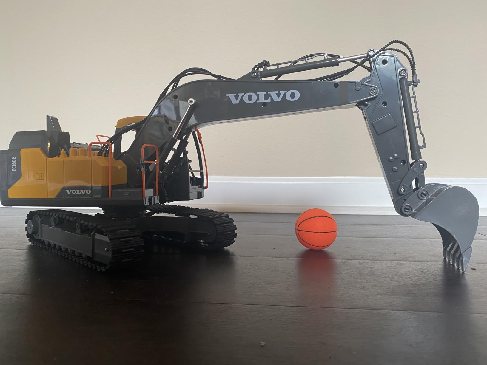 Double E Volvo 1:16 Scale Remote Control Excavator, 17 Channel 3-in-1 Construction Toy with Metal Shovel, Drill, Grab & Lights, 2.4GHz Full Function Digger for Outdoor Sandbox, Gift for Kids & Adults customer photo 1