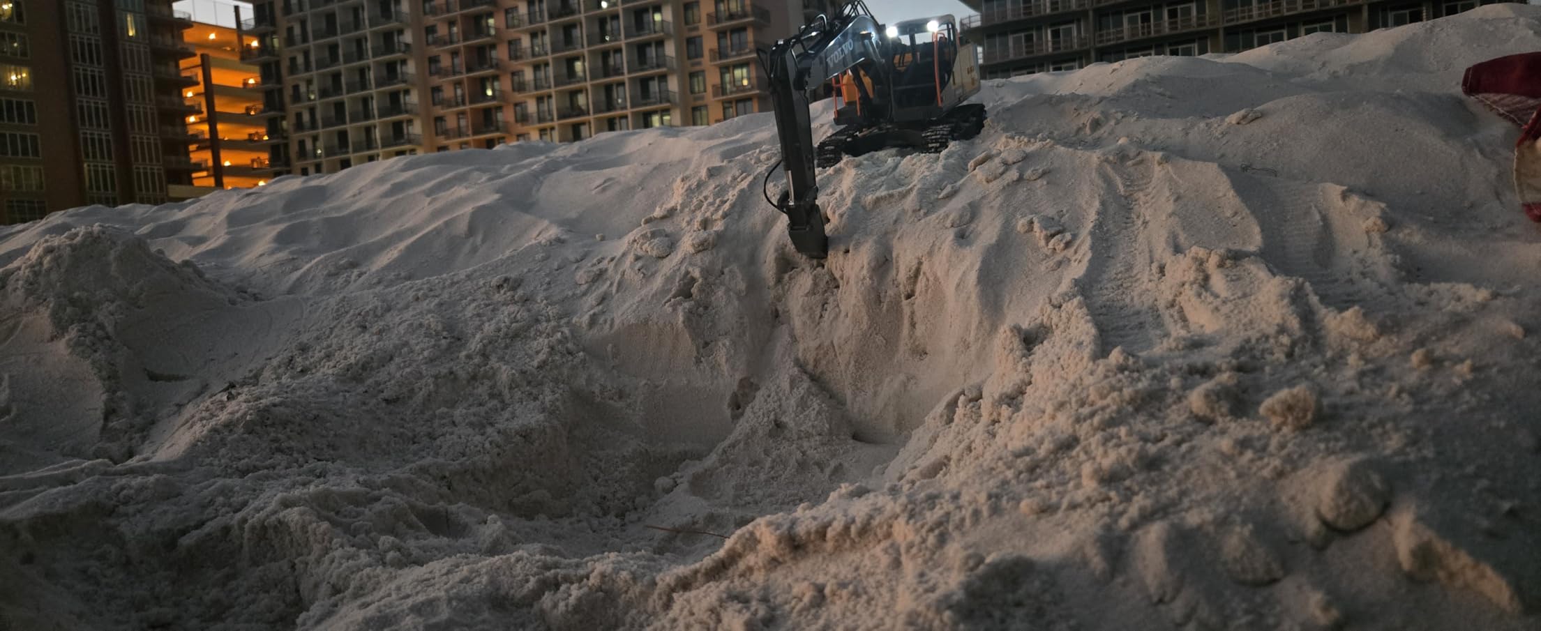Double E Volvo 1:16 Scale Remote Control Excavator, 17 Channel 3-in-1 Construction Toy with Metal Shovel, Drill, Grab & Lights, 2.4GHz Full Function Digger for Outdoor Sandbox, Gift for Kids & Adults customer photo 2