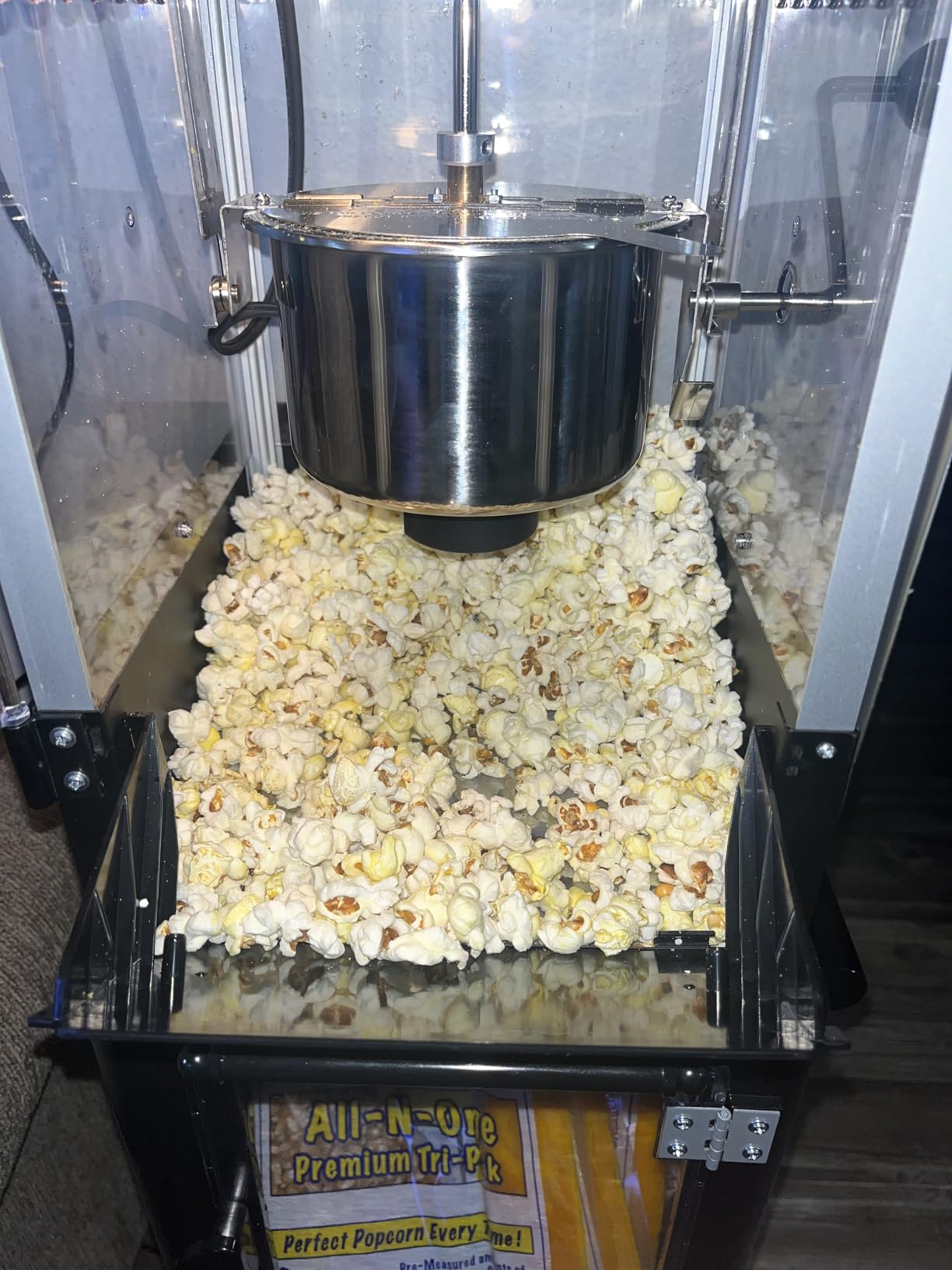 Nostalgia Popcorn Maker Machine - Professional Cart With 2.5 Oz Kettle Makes Up to 10 Cups - Vintage Popcorn Machine Movie Theater Style - Black customer photo 2