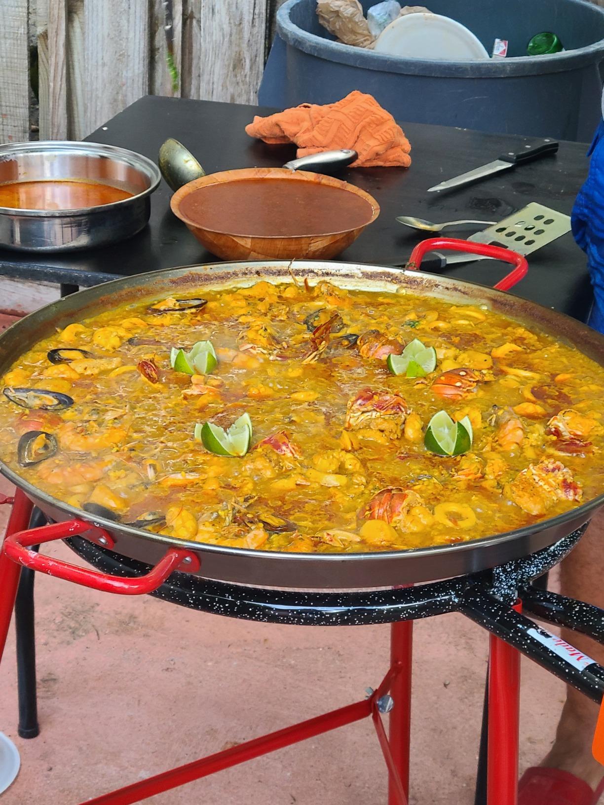 Garcima Mediterraneo Paella Pan Set with Burner, 16 Inch Carbon Steel Outdoor Pan and Legs Imported from Spain (10 Servings), Black customer photo 1
