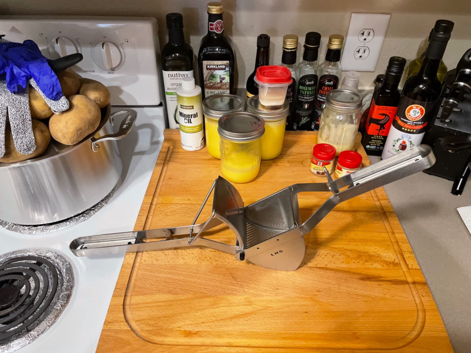LHS Stainless Steel Potato Ricer and Masher, Heavy Duty Commercial Food Masher, Ergonomic Comfort Grip, Extra Large Capacity, Dishwasher Safe (Black) customer photo 1