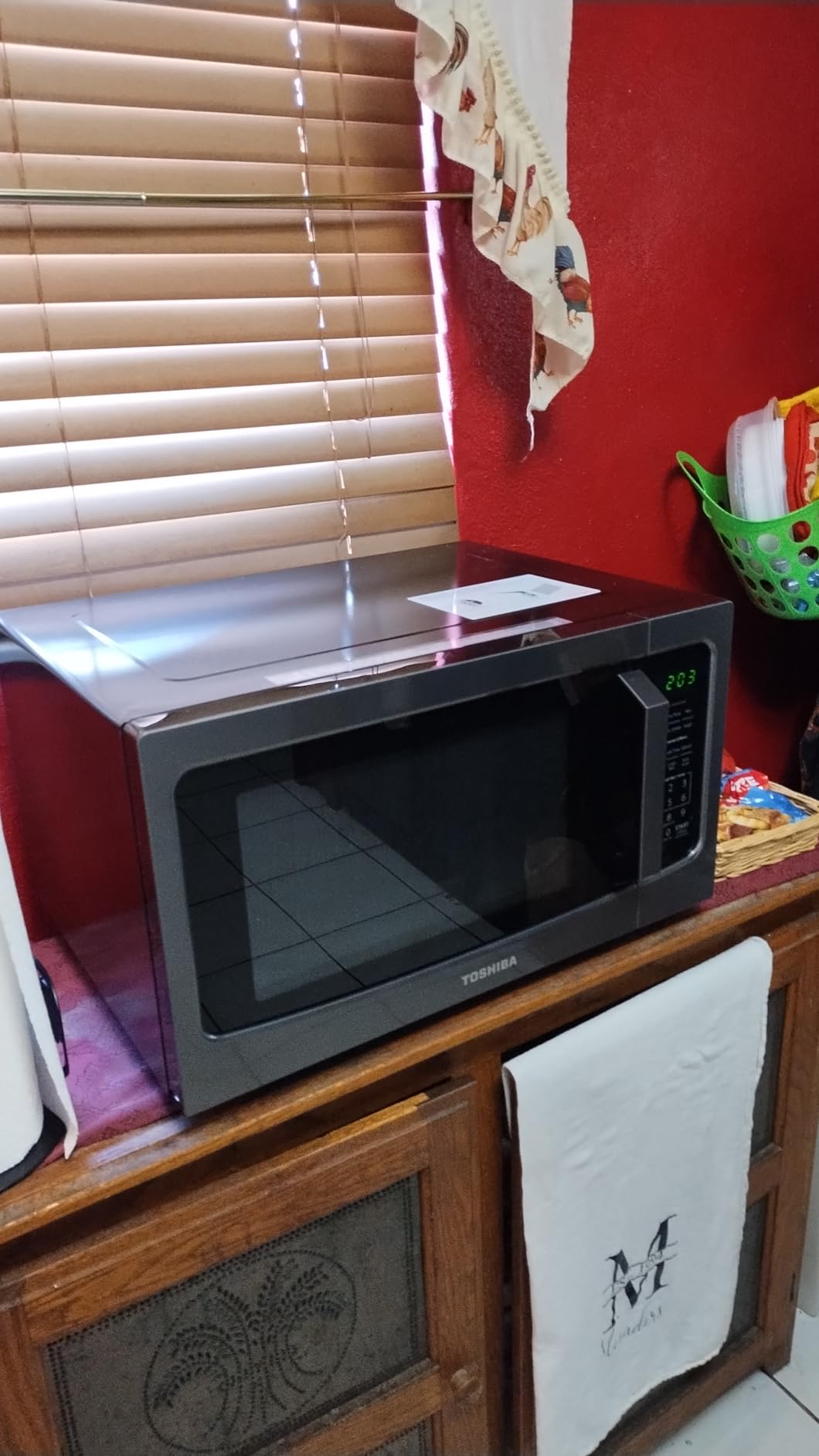 TOSHIBA Microwave Oven with Smart Sensor, 1.6 Cu.Ft, 1200W | Position Memory Turntable, Sound On/Off, Countertop, 13.6