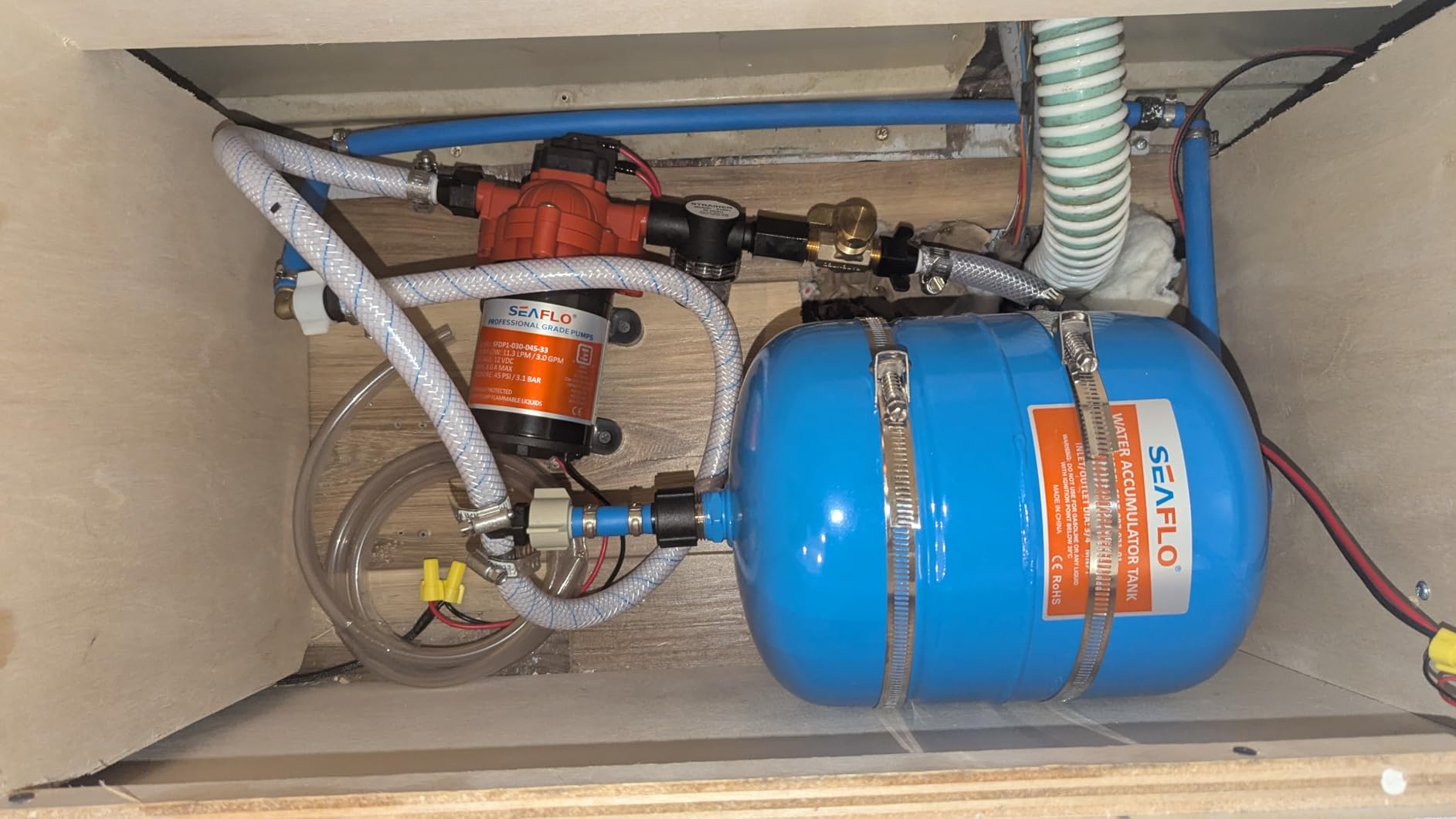SEAFLO 2 Gallon Pre-Pressurized Accumulator Expansion Tank, 87 PSI, 3/4