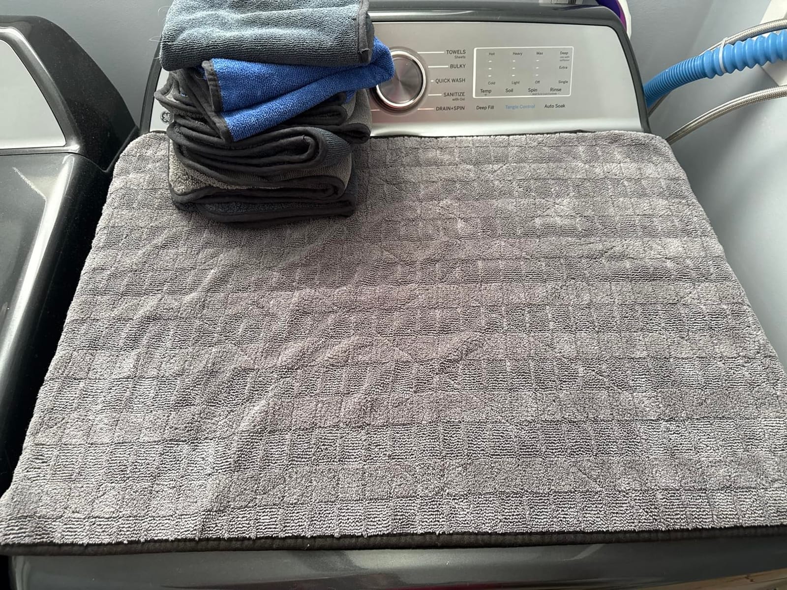 The Rag Company Gauntlet Car Drying Towel, Ice Grey/Grey, 15x24 in, 2-Pack | Paint-Safe & Scratch-Free, Ultra-Absorbent, 70/30 Blend Korean Microfiber, 900 GSM, Dries Vehicles Faster Without Scratching customer photo 2