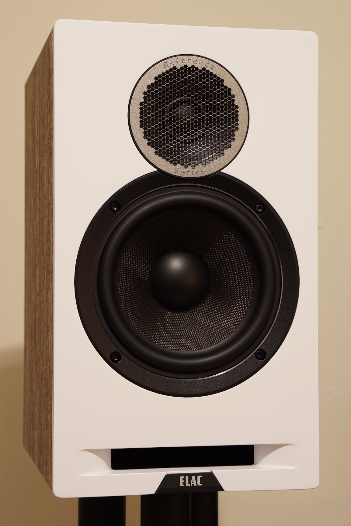 ELAC Debut Reference B6.2 Bookshelf Speakers - (Pair) White Baffle, Oak Cabinet customer photo 2